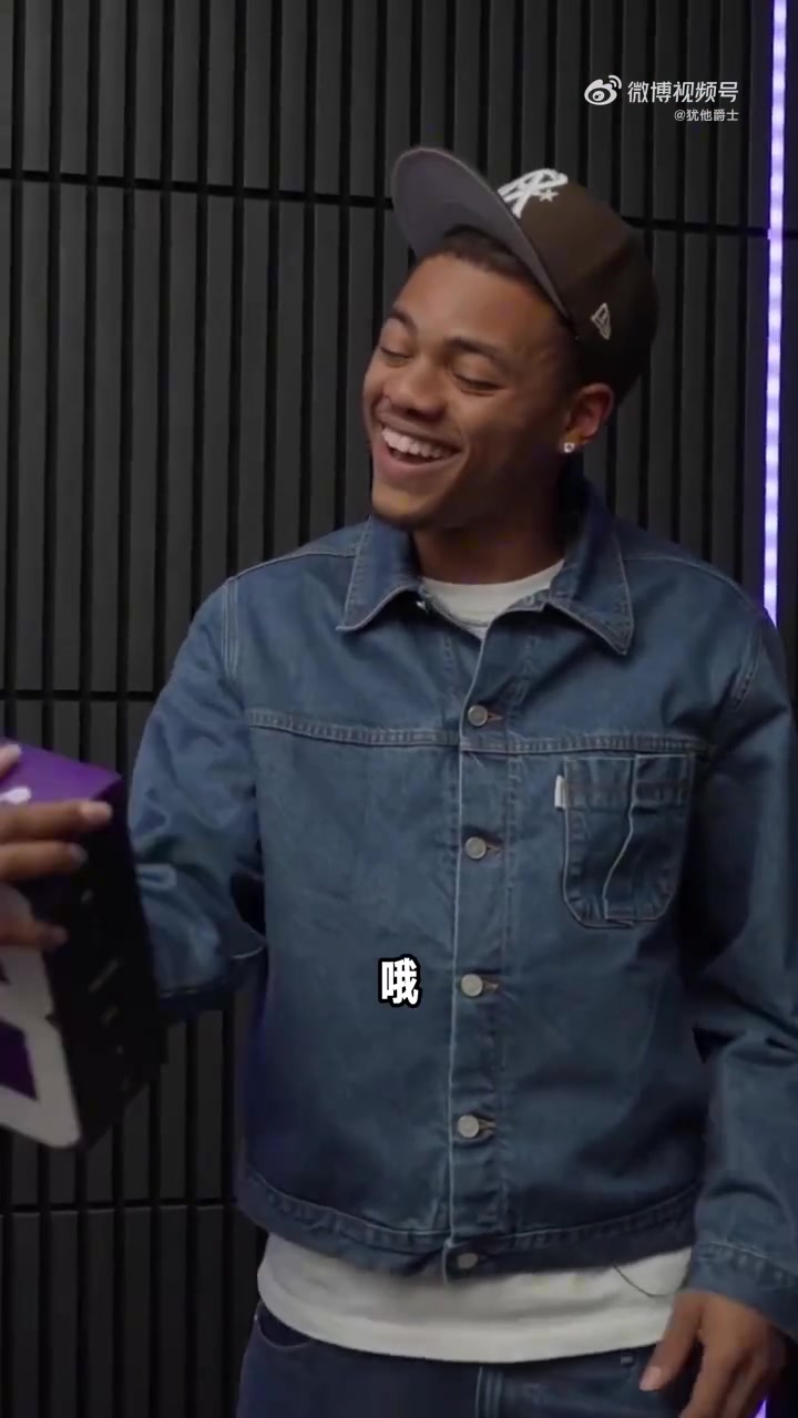 爵士制作乔治摇头娃娃！队友赞叹还原度 JJJ称看之前都想好吐槽了